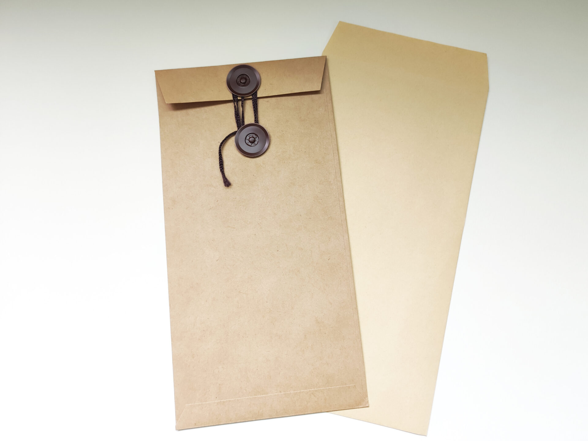 クラフト紙の封筒とマルタック