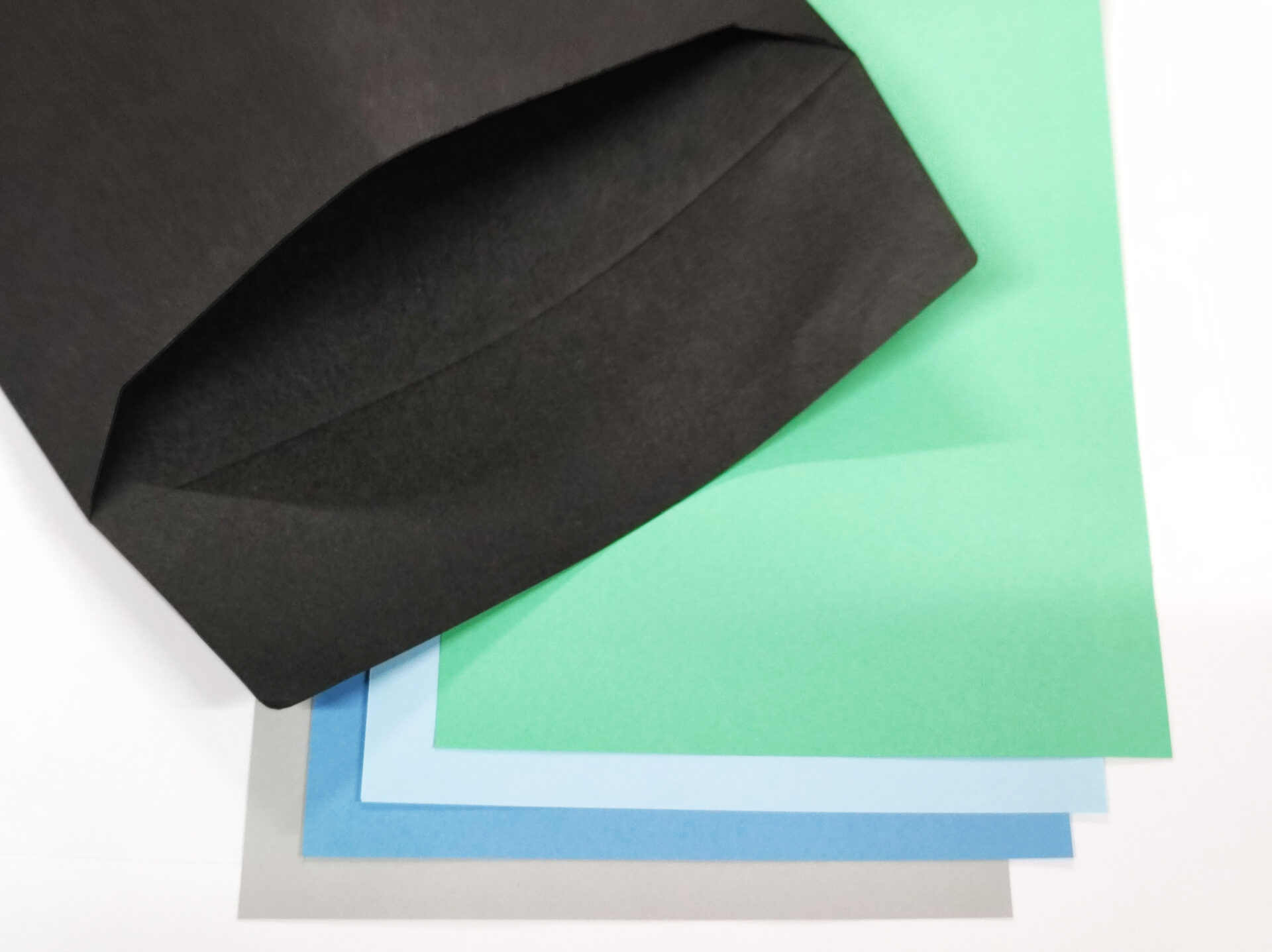 透けにくい濃い色紙